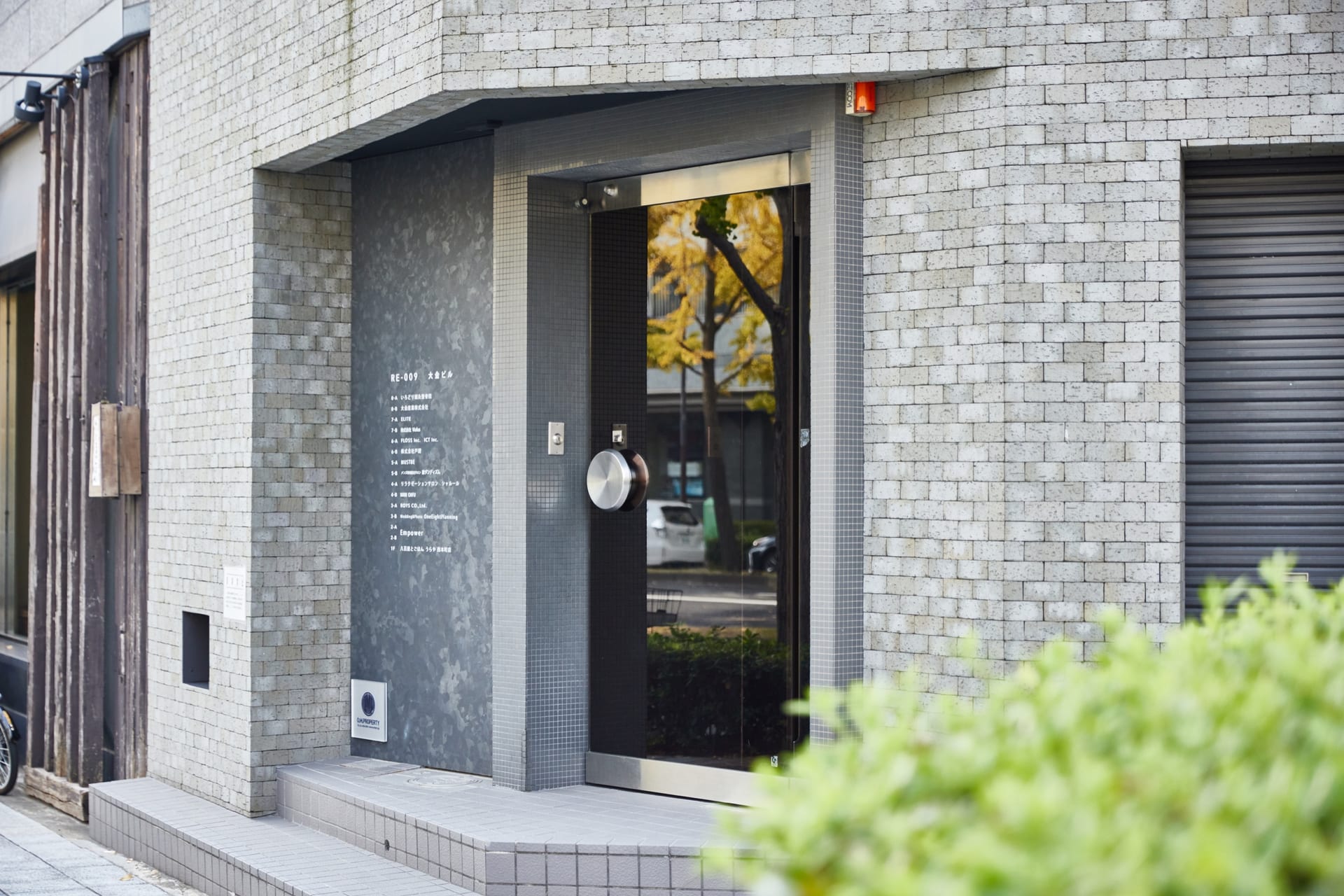 眉ダンディズム大阪本町店が入るRE-009のエントランス