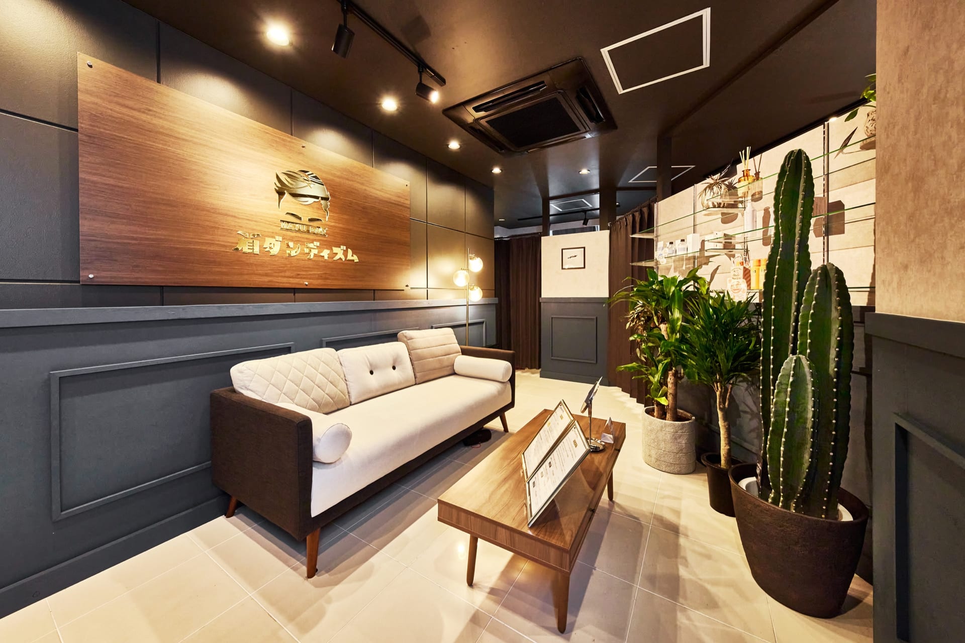 眉ダンディズム大阪本町店の受付・待合スペース